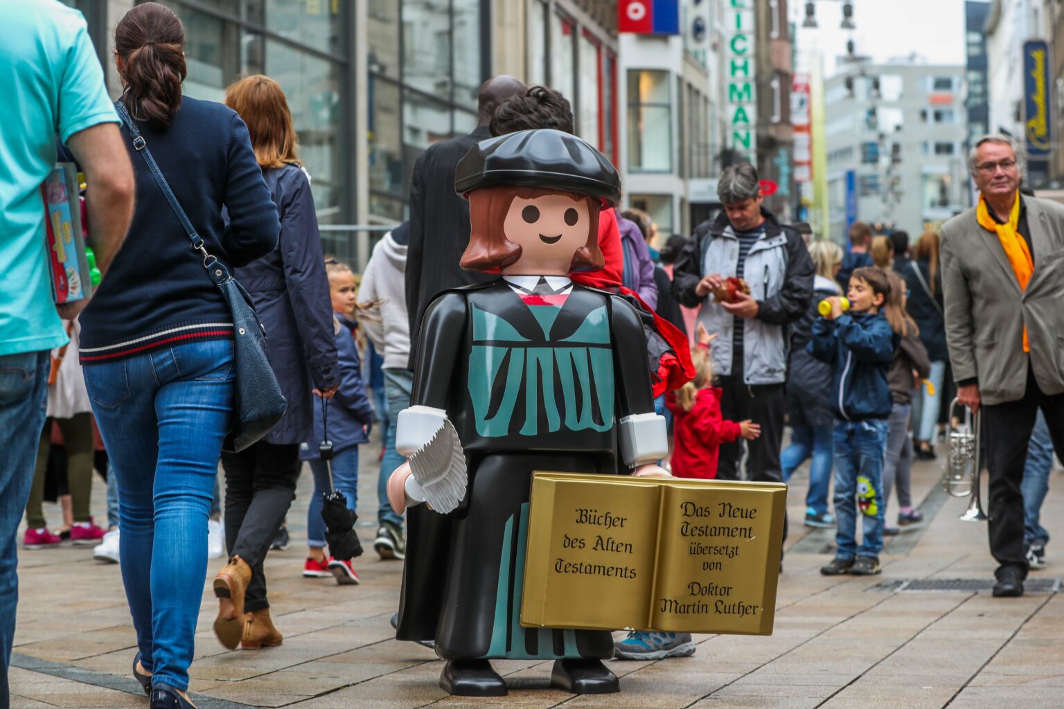 Die Luther-Playmobilfigur steht auf der Dortmunder Einkaufsstraße Dortmunds.