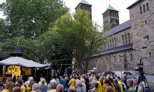 Viele Fans feiern Saisoneröffnungsgottesdienst an der BVB-Gründerkirche in Dortmund