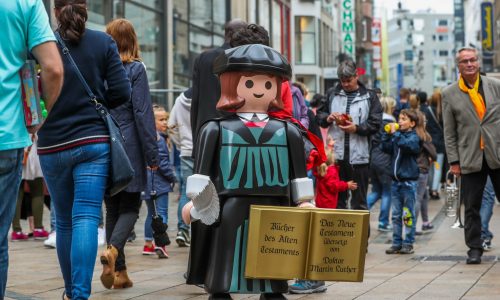 Die Luther-Playmobilfigur steht auf der Dortmunder Einkaufsstraße Dortmunds.