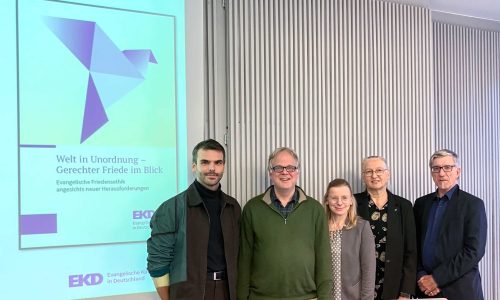 „Gruppenfoto vor dem Vortrag ‚Welt in Unordnung – Gerechter Friede im Blick‘ zur evangelischen Friedensethik.“