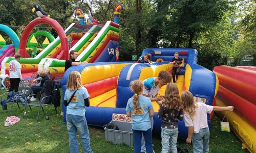 Hüpfburgen, Torwandschießen, Bastelaktionen, Kinderschminken, eine Tombola und vieles mehr luden zum Mitmachen und Entdecken ein.