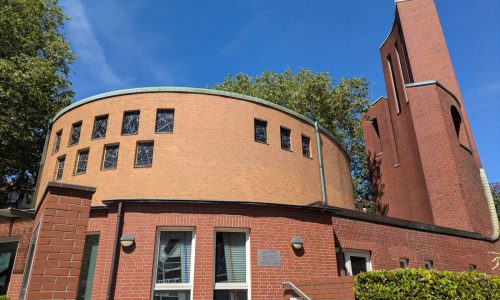 Die Martinkirche und das Gemeindehaus in der Sternstraße.